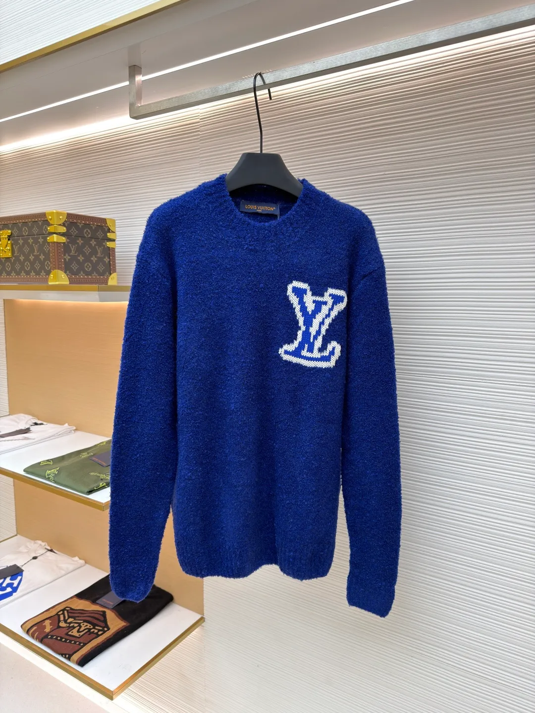 LOUIS VUITTON double-sided intarsia sweater ●Original version: purchased and developed for 9999 ●Item number: 1680924-A85 ●Fabric: wool blended fabric ●Technology: knitted intarsia production ●Version: fitted version ●Weight: about 620 grams ●Size: S-M-L-XL ●Description: Made of custom-woven and dyed sheep wool 65% cotton% 20 Spandex 15%. The special washing process is very soft and skin-friendly. It has 7 knitting workers. The thickness of each stitch of the inlay on the clothing logo is consistent with ZP. The back logo is mirror inlay. This crew-neck sweater is made of a blend of sheep wool and yak hair, and uses thick yarn to create a comfortable texture. The contrasting LV logo is integrated into the knitted fabric, and the mirror-effect logo is cleverly displayed on the rear. The casual and elegant design makes it easy to style your weekend look. The overall wiring is straight and delicate, the fabric is comfortable and soft, and the color is consistent without color difference. It can be matched with the same style to create a fashionable look and control various occasions. Customized accessories, complete with three standards, same style for men and women!